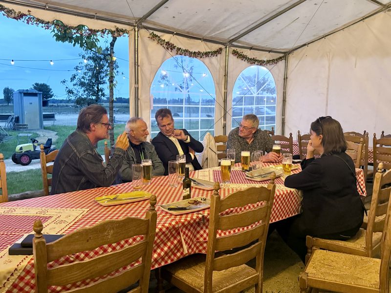 Abendstimmung an der Tafel, draußen wird es langsam dunkel.