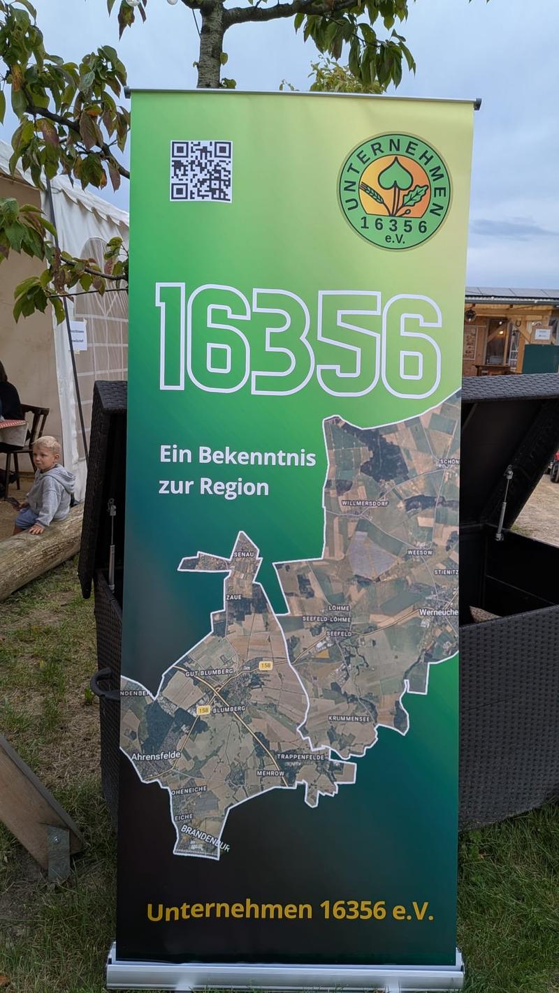 Der 16356-Aufsteller des Vereins im Biergarten — ein Bekenntnis zur Region.