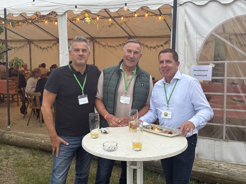 Abendrunde am Stehtisch vor dem Festzelt.