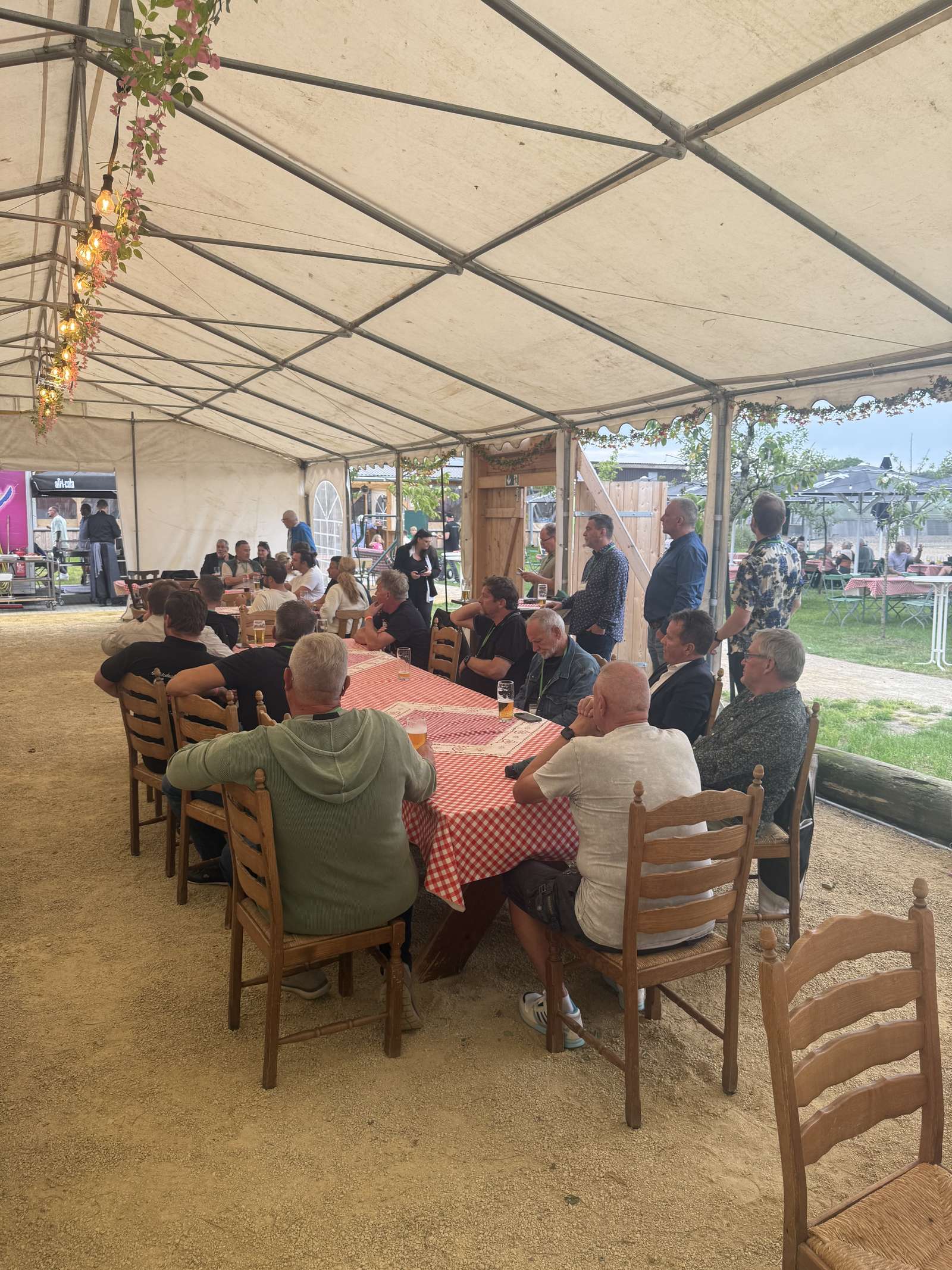 Lange Tafeln im Biergarten des Schwalbennests beim Unternehmer-BBQ von Unternehmen 16356 e.V.