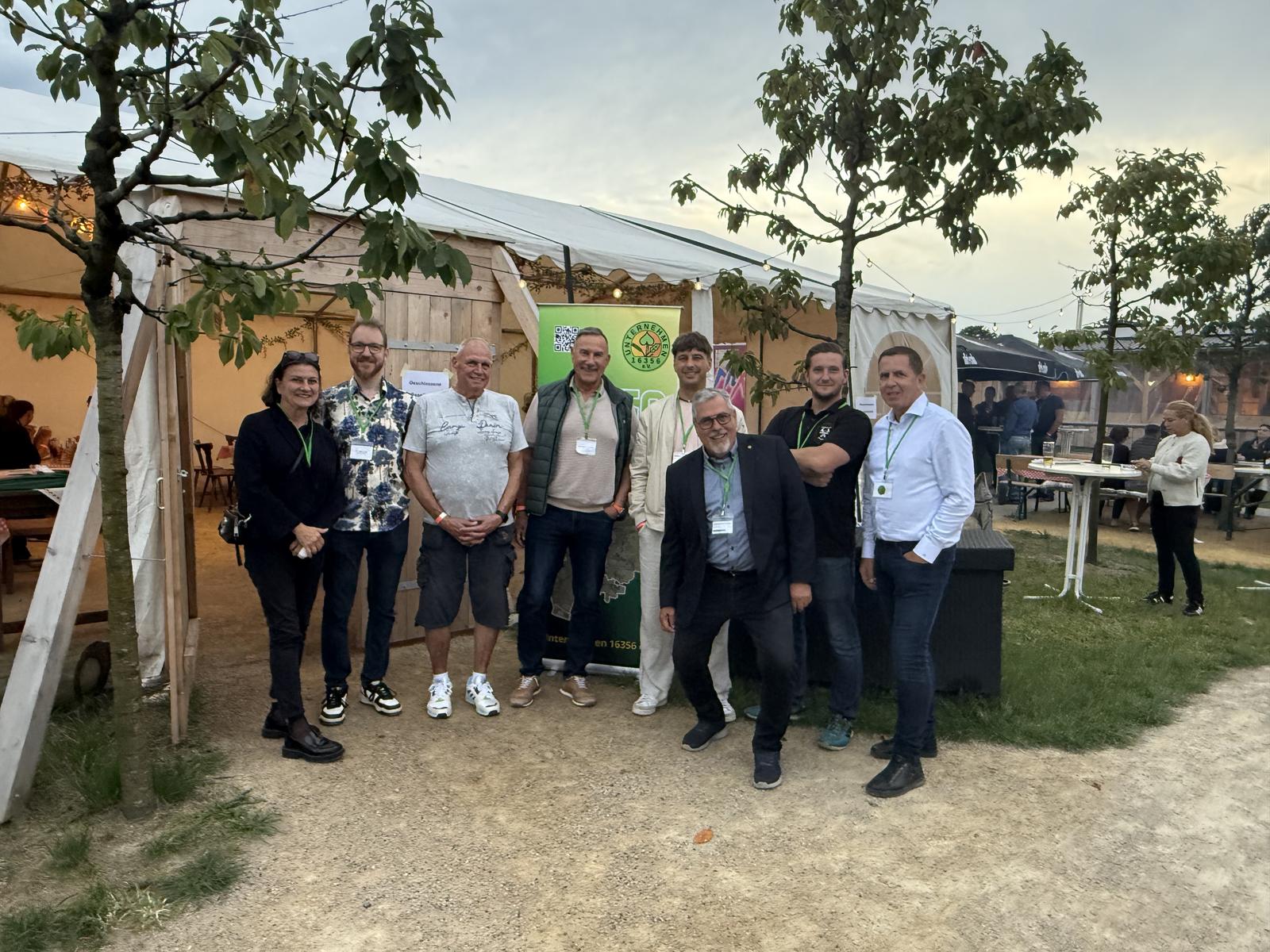 Vorstand und Aktive von Unternehmen 16356 e.V. vor dem Festzelt beim Unternehmer-BBQ im Schwalbennest, August 2026.